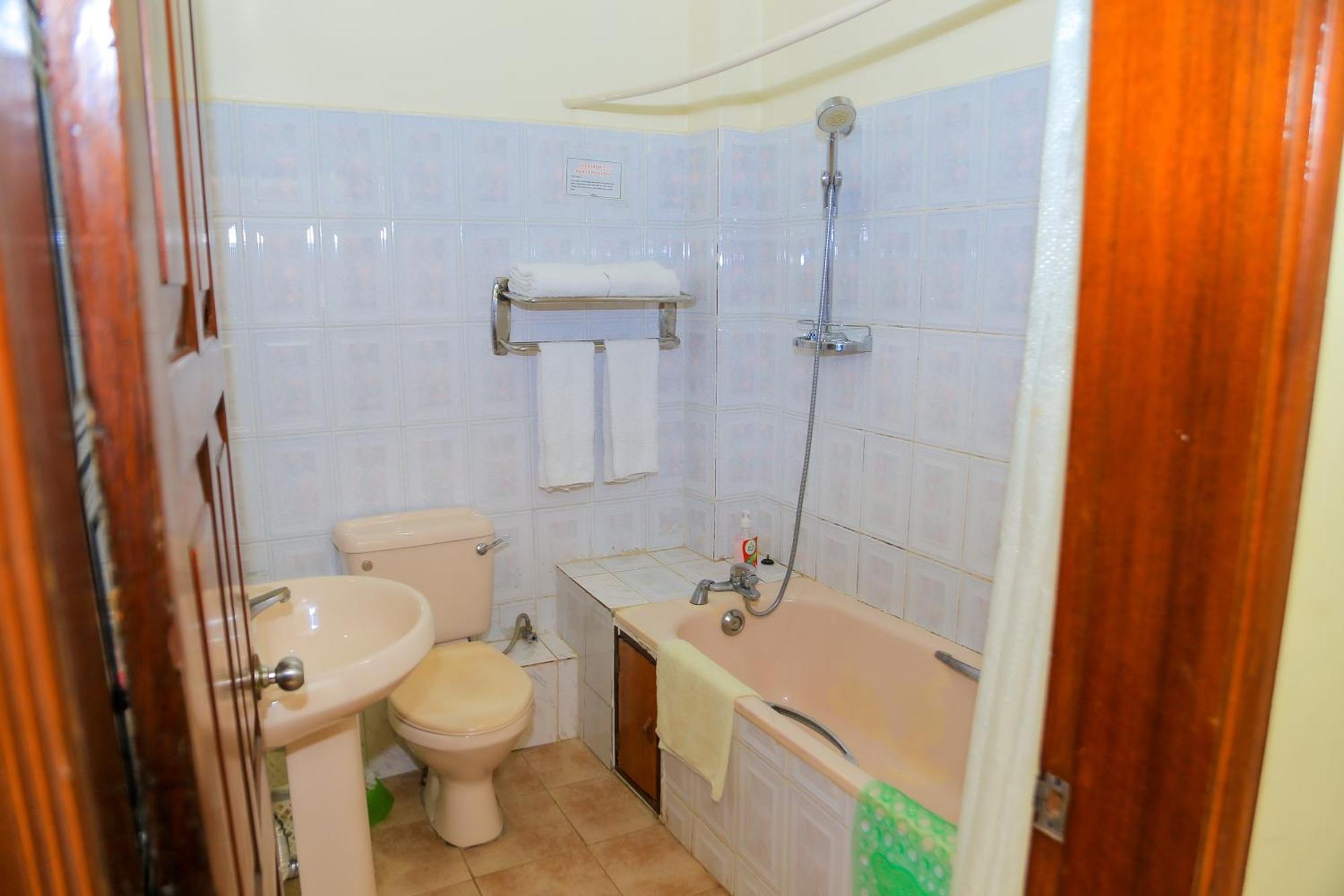 Shangri-La Hotel Muyenga Bugolobi Zewnętrze zdjęcie