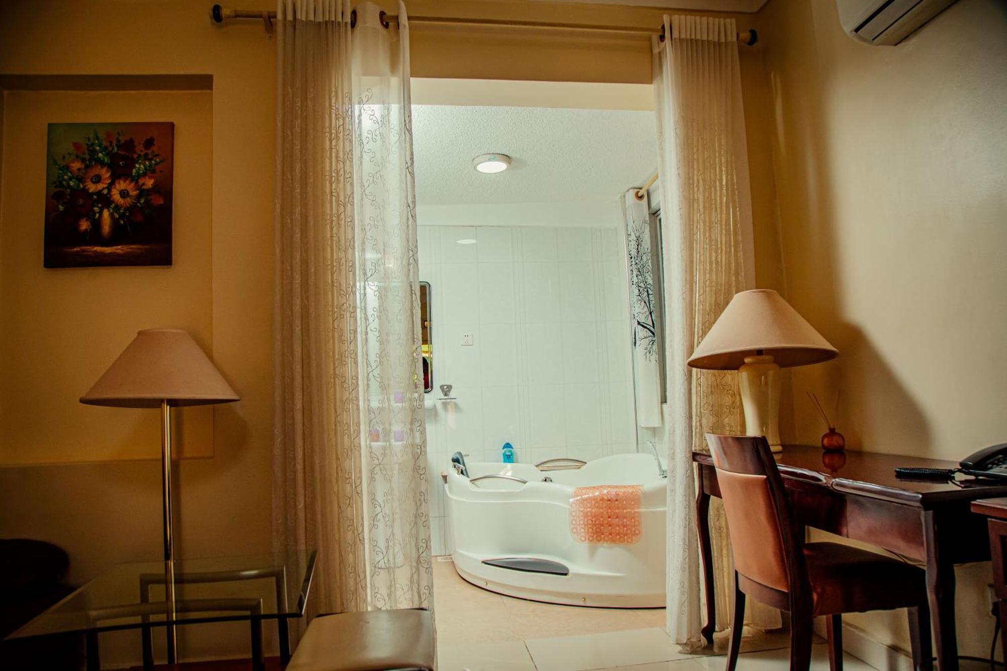 Shangri-La Hotel Muyenga Bugolobi Zewnętrze zdjęcie